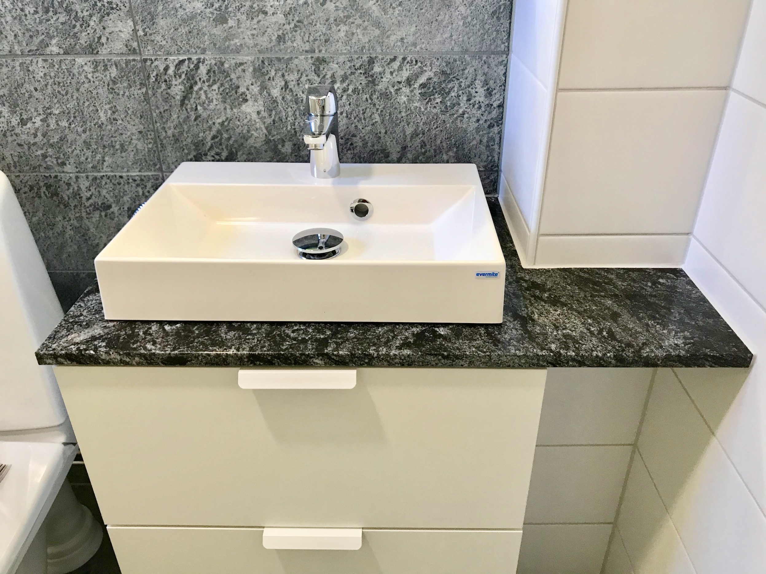 Seinässä Tulikiven Sky harjattu vuolukivilaatta.