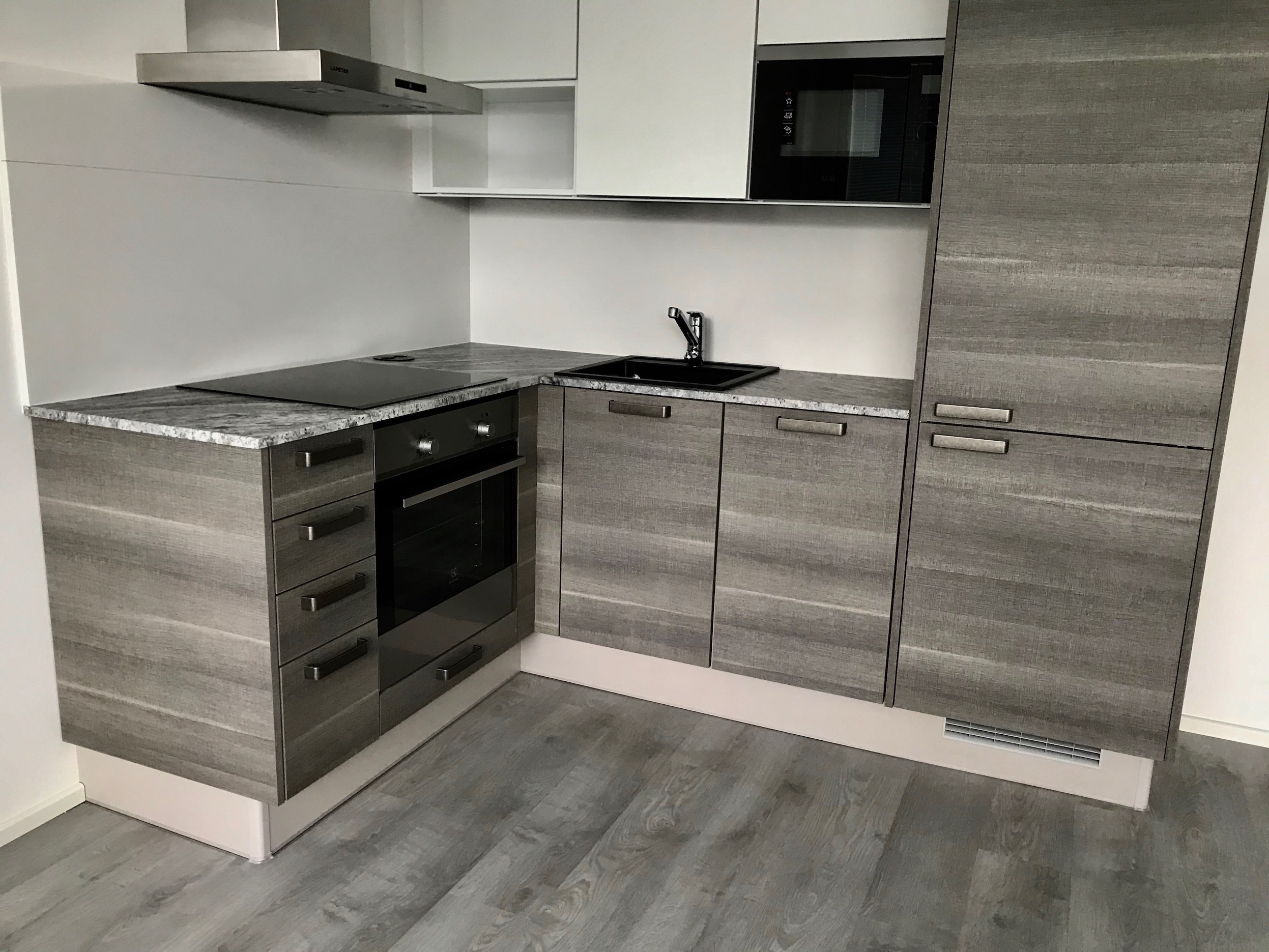 Välitilassa Pure White kvartsi, kvartsin paksuus 15 mm.