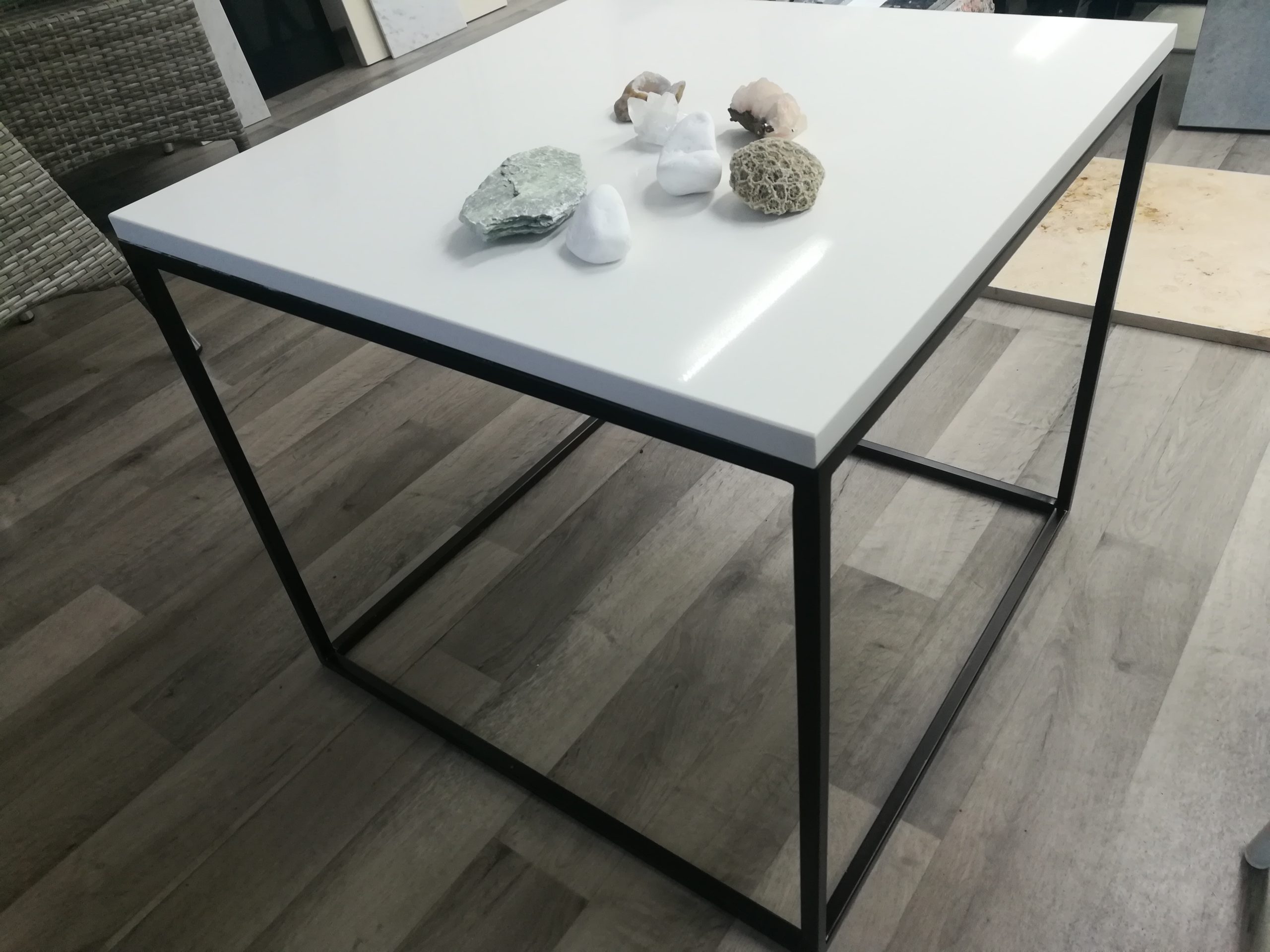 valkoinen kvartsitaso Sohvapöytä. Kansi Pure White kvartsikiveä. Jalat myös HelaStonelta mittatilaustyönä