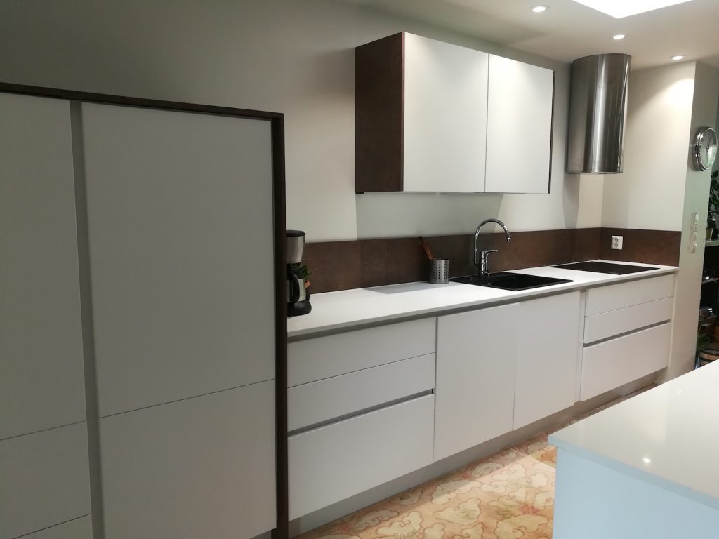 valkoinen kvartsitaso Pure White 20 mm kvartsitaso avokeittiön kivimateriaalina HelaStonelta