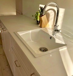 valkoinen kvartsitaso Pure White. Keittiö Ikealta.