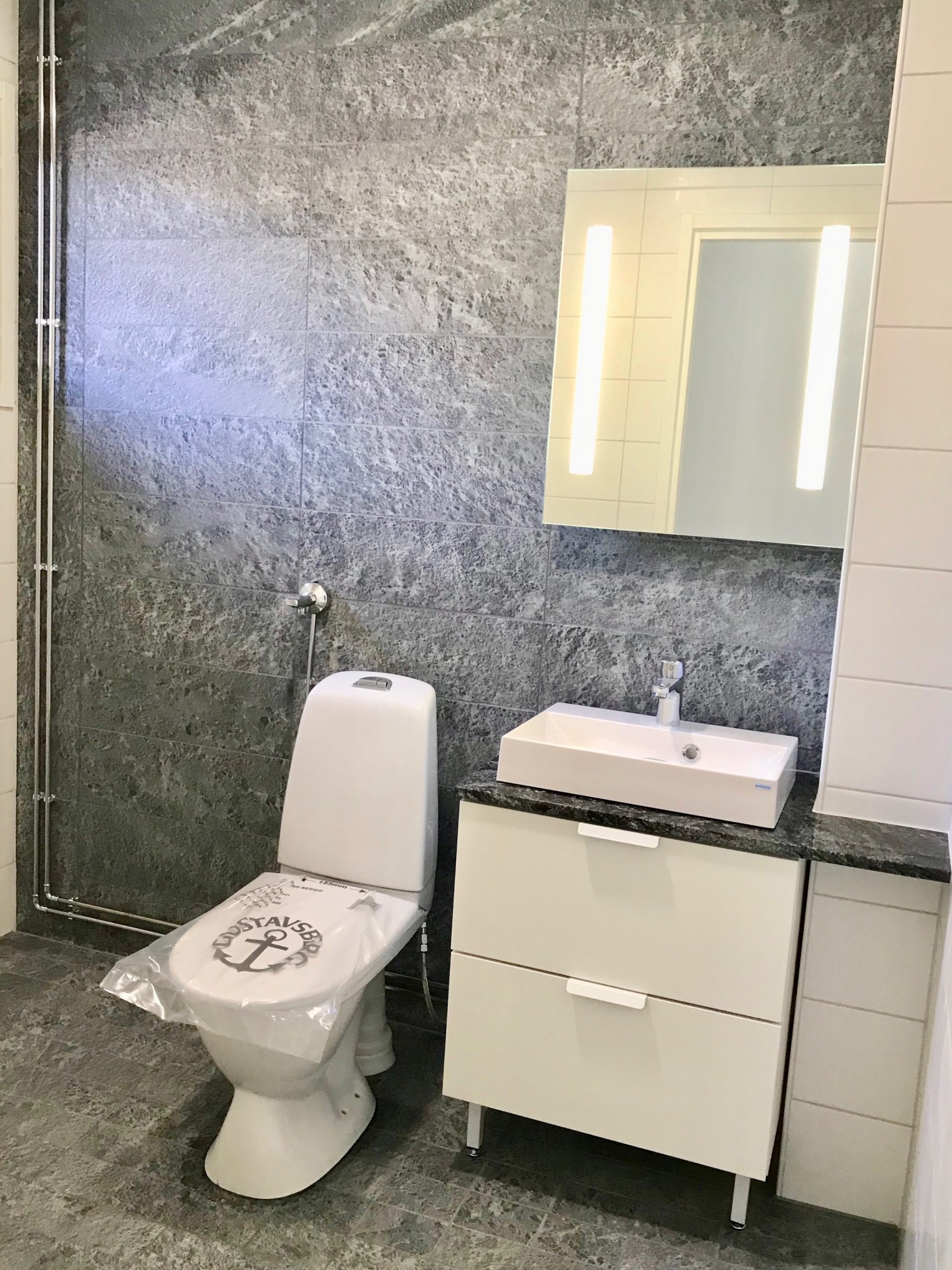 Tulikivi Sky harjattuna tehosteseinässä, 600x200.