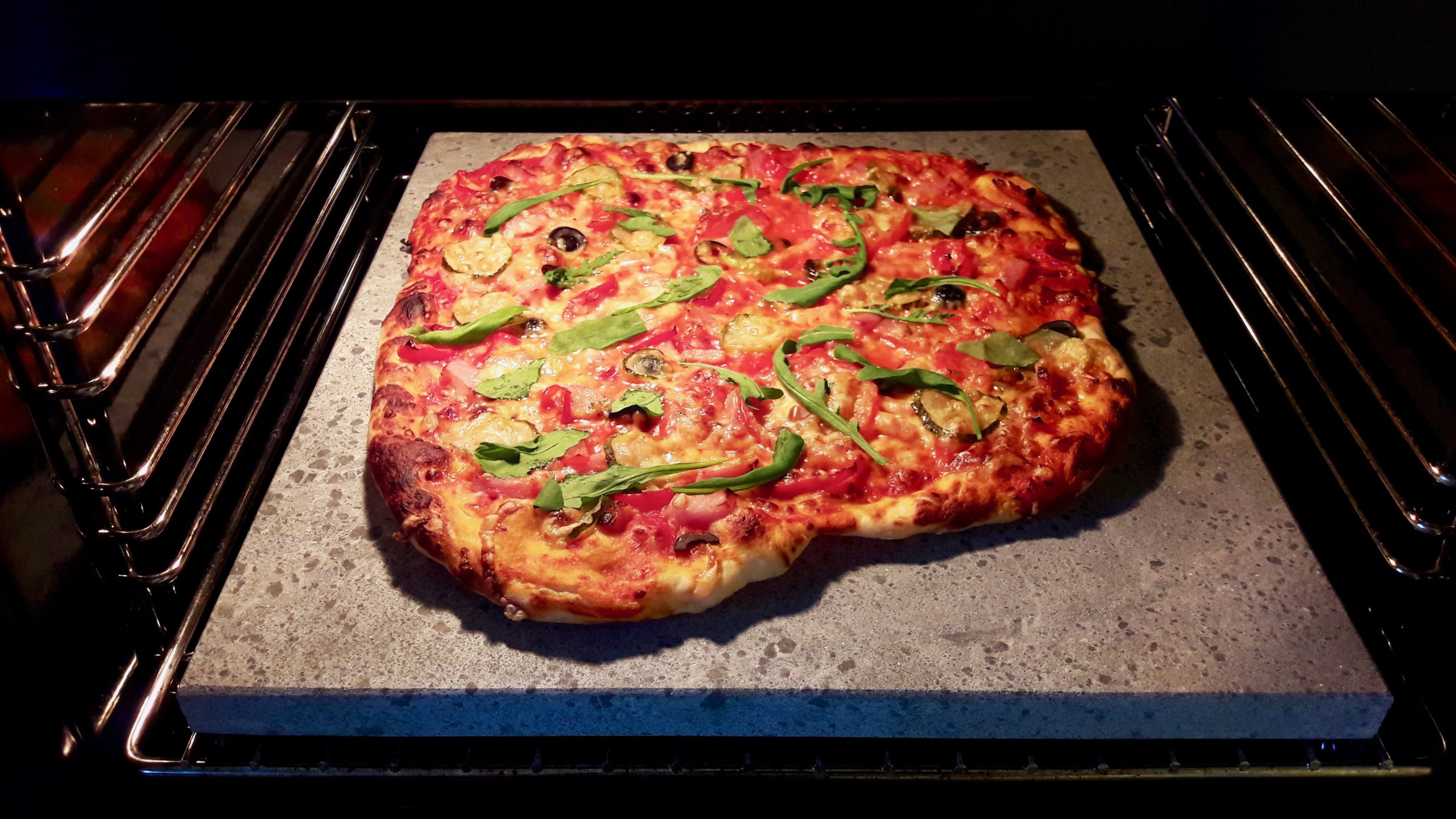 Paistokivi tekee pohjasta superrapean! HelaStonelta kivet eri paksuuksissa.