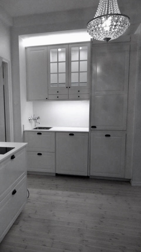 valkoinen kvartsitaso Pure White kvartsitasot Ikea-keittiössä. Kvartsikivitasot HelaStonelta