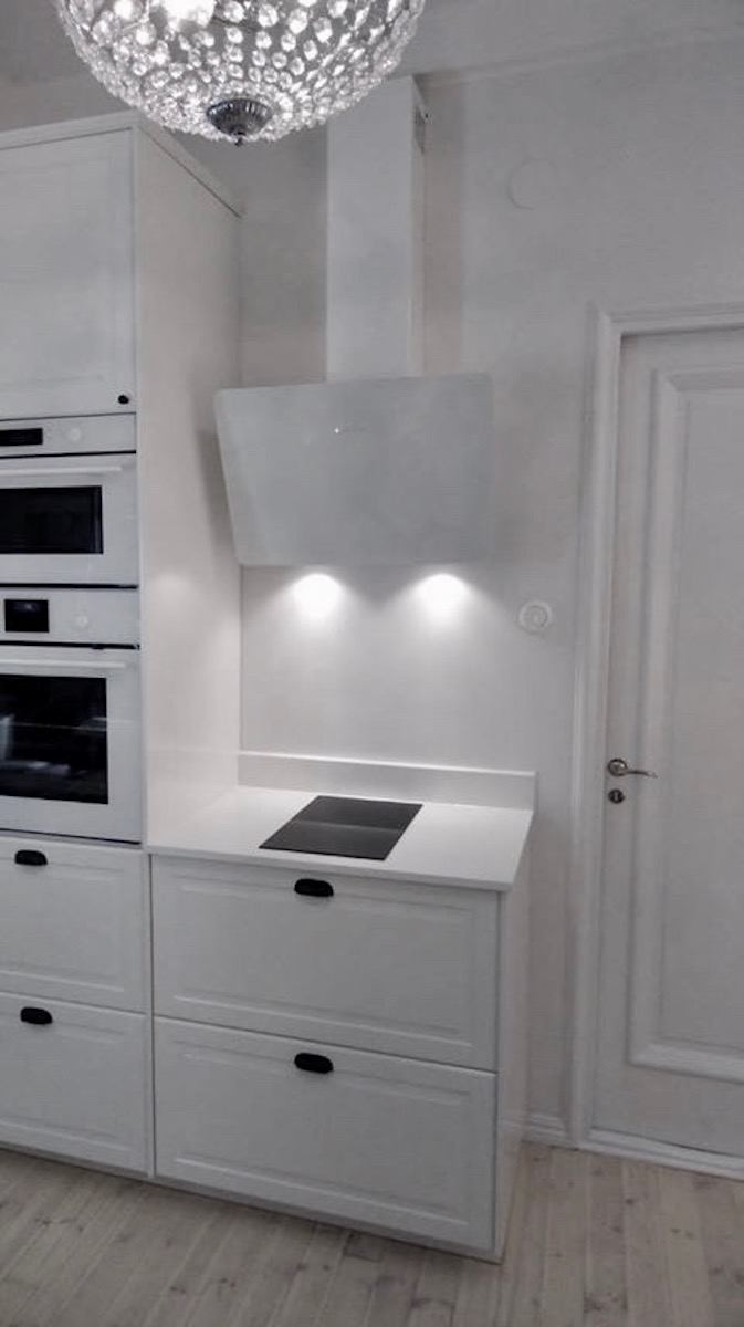 valkoinen kvartsitaso Pure White kvartsikivitaso, samasta kivestä myös nosto. HelaStonelta.