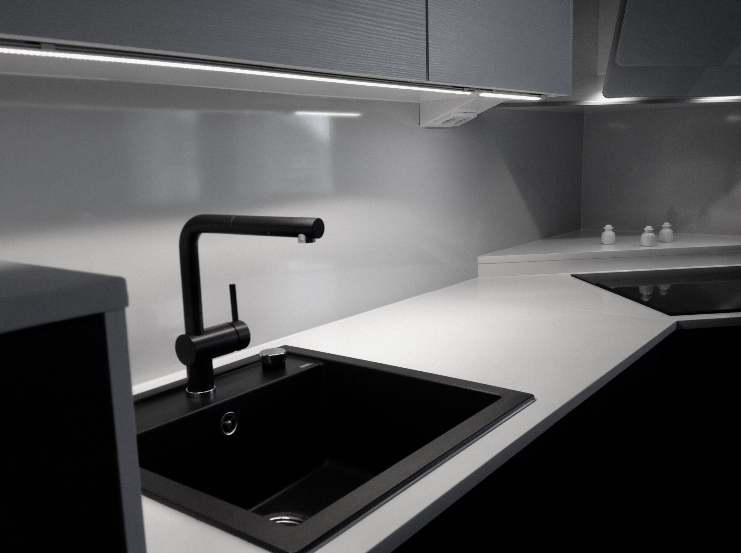 Pure White valkoinen kvartsitaso HelaStonelta.