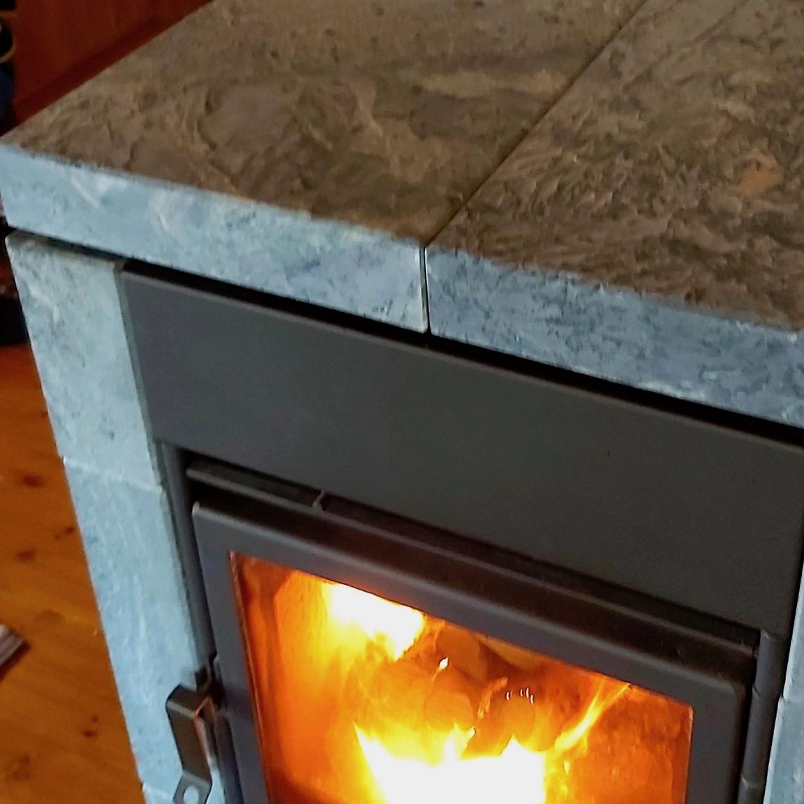 Kamiinanpäällys vuolukivestä