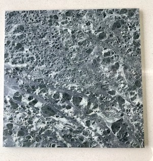 Tulikivi kiiltohiottu vuolukivilaatta.