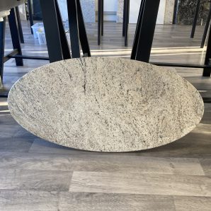 Pieni ovaali pöytätaso