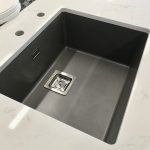 keittiötaso alta-asennettuna carrara ice kvartsiin