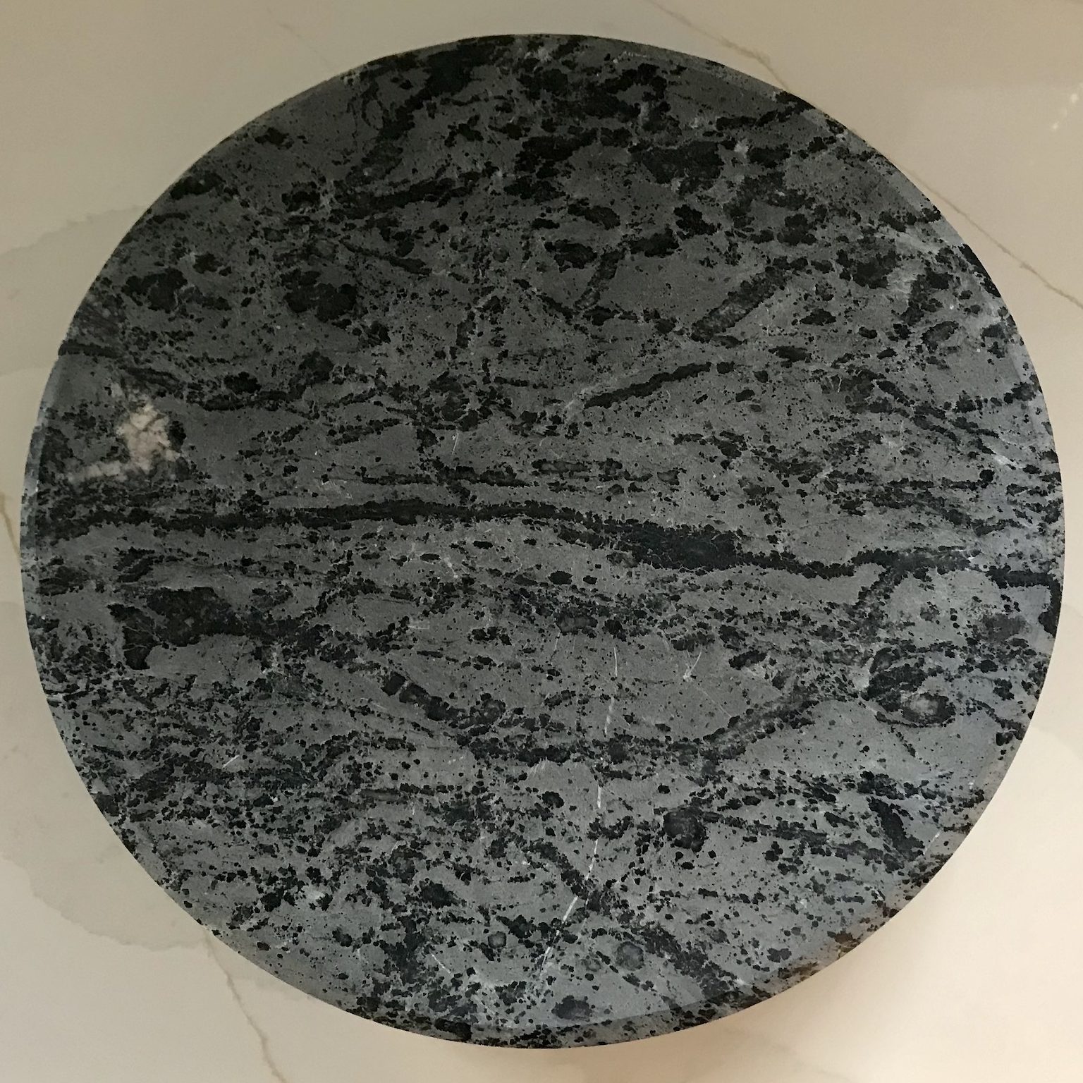 Pyöreä kylmäkivi vuolukiveä